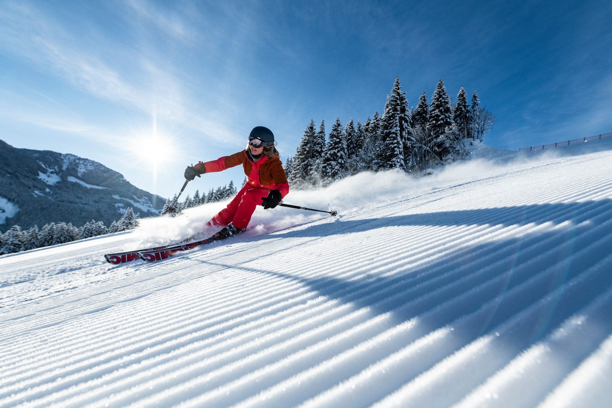 Skifahrerin auf perfekt präparierter Piste © SalzburgerLand Tourismus