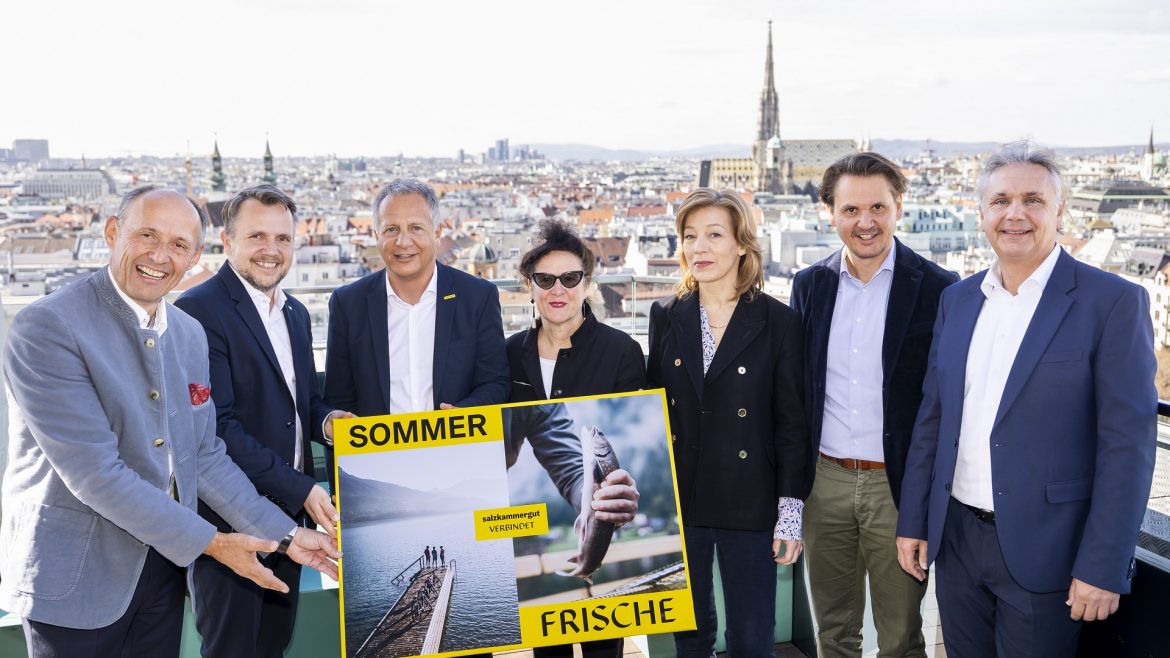 Medientermin in Wien: Präsentation der Salzkammergut-Sommerkampagne 2023 und 2024. Bild v.l.: Leo Bauernberger (SalzburgerLand Tourismus), Michael Feiertag (Steiermark Tourismus), Michael Spechtenhauser (Salzkammergut Tourismus), Elisabeth Schweeger (Intendantin, Kulturhauptstadt 2024 Bad Ischl - Salzkammergut), Moderatorin Clarissa Stadler, Andreas Winkelhofer (Oberösterreich Tourismus), Mario Mischelin (Salzburg AG Tourismus).