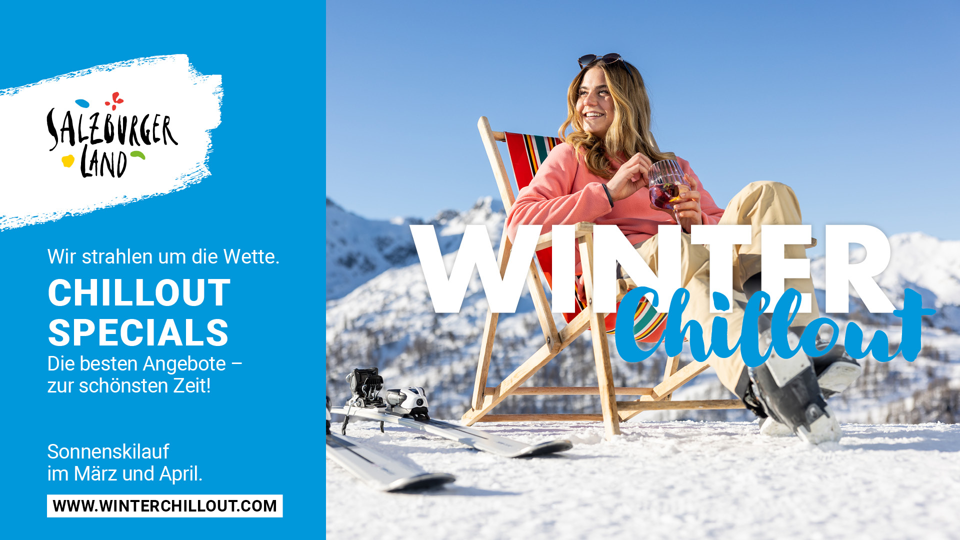 Frau in Skikleidung entspannt sich auf einem Stuhl mit einem Getränk, schneebedeckte Berge im Hintergrund, Text, der für Winter Chillout wirbt.