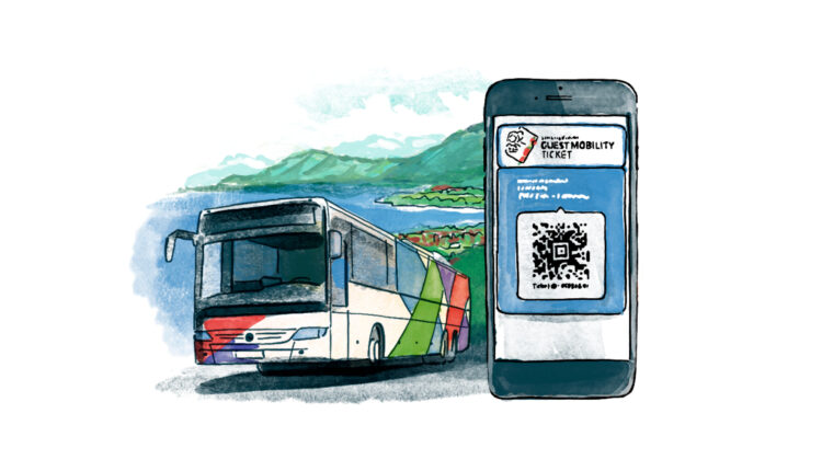 Illustration eines Busses an einem malerischen See und Hügeln, neben einem Smartphone, das ein digitales Ticket mit einem QR-Code anzeigt.